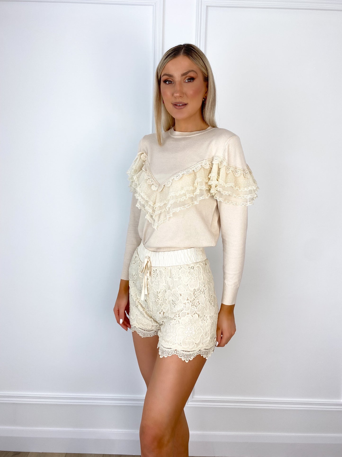 Ariana Broderie Shorts - Beige