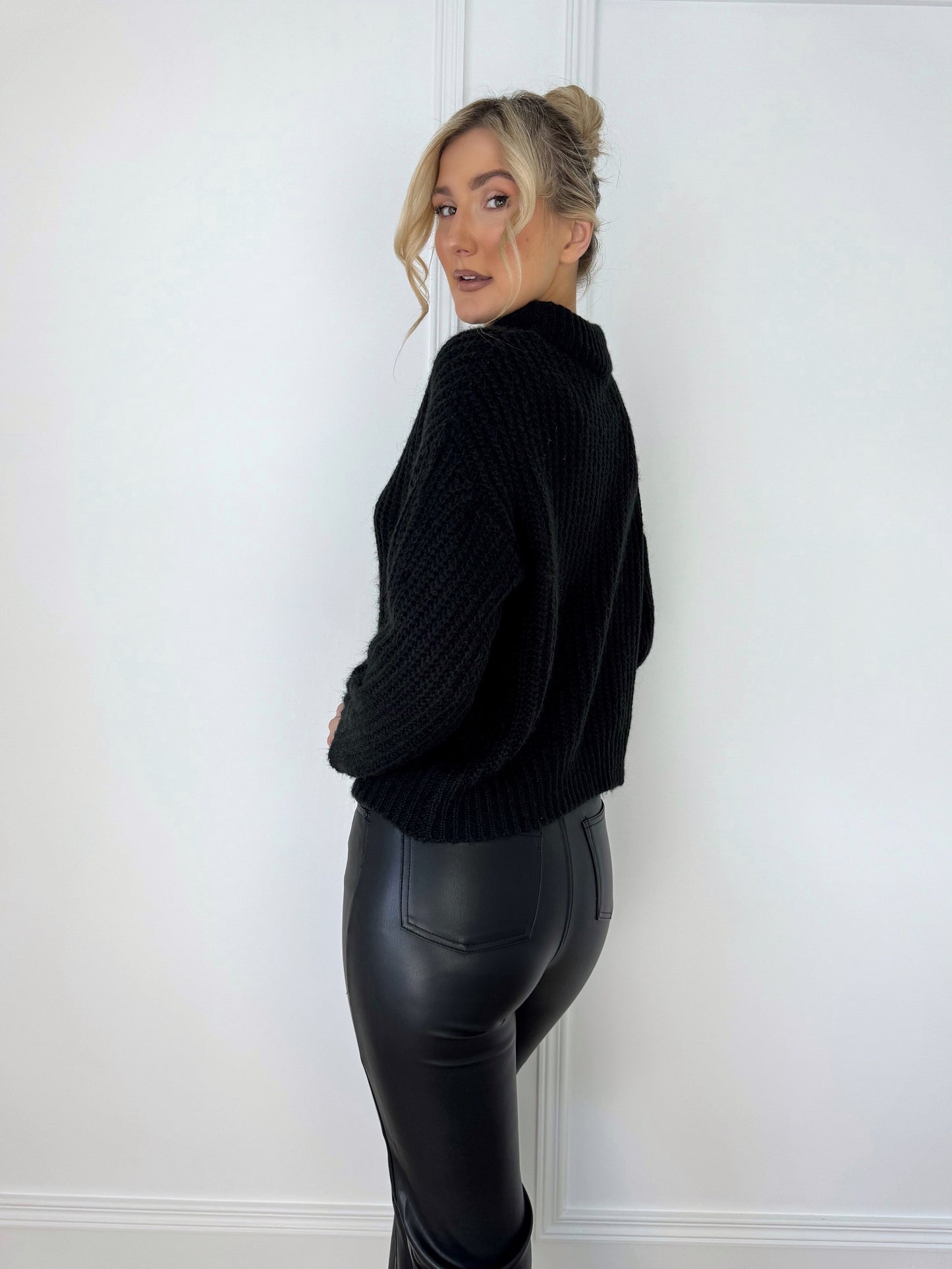 Round Neck Knit Jumper - Black